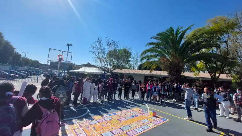Imagen de trabajo en escuelas para informar y apoyar a los adolescentes de distintas zonas urbanas y comunitarias de Xochimilco.

