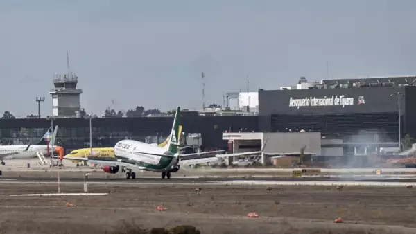 Vuelos caros: el efecto "cohetes y plumas" que explica por qué los boletos de avión en México no bajarán de precio 