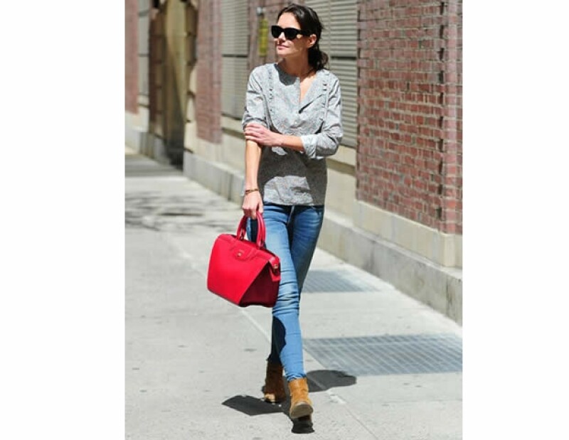 Katie Holmes llevando un modelo en rojo