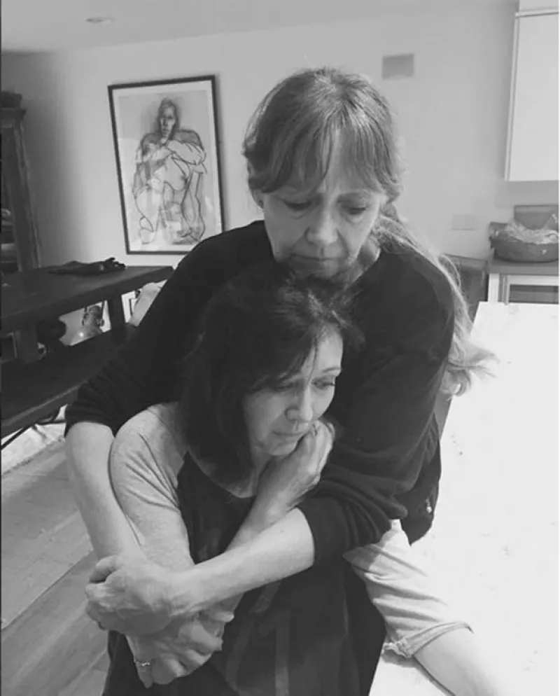 La actriz ha publicado una serie de instantáneas en las que se veía como se cortaba su melena negra.