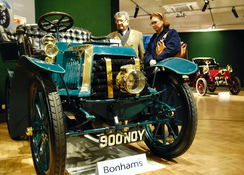 Unos visitantes examinan en Bonhams un Panhard-Levassor Type A de 7 CV y ​​dos cilindros expuesto en Londres el 1 de noviembre de 2007.