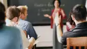 Jóvenes universitarios en una clase.