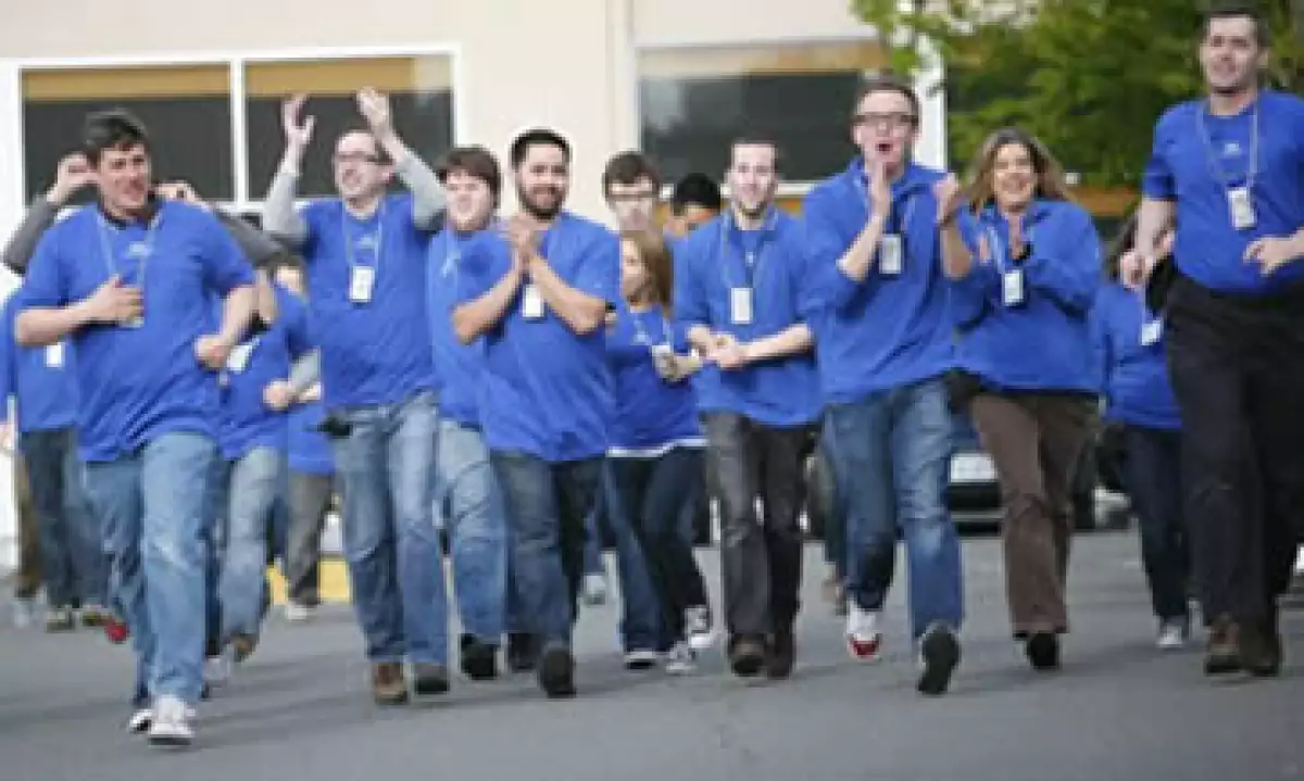 Apple paga 11.25 dólares por hora a los empleados de nuevo ingreso. (Foto tomada del sitio CNNMoney.com)