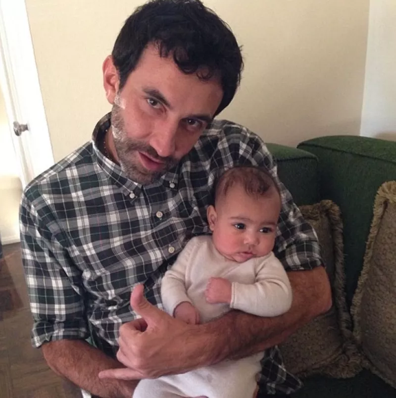 No cabe duda que la pareja de Kanye West quiere que su hija esté rodeada de los mejores diseñadores, en esta ocasión la empresaria mostró a su pequeña con Riccardo Tisci.
