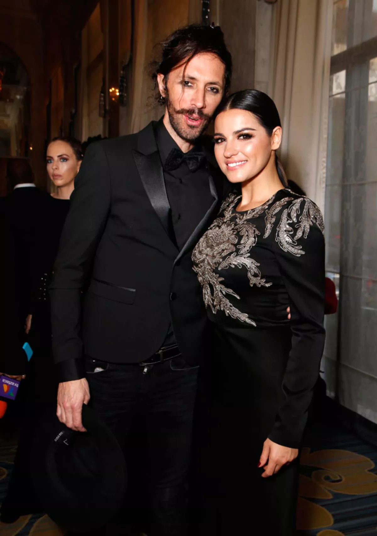 La cantante posó con su novio Koko de lo más feliz en gala en Beverly Hills.