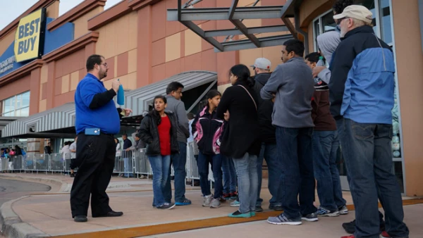 Varias personas llevan días formados afuera de las tiendas para comprar desde televisores hasta ropa y otros productos.