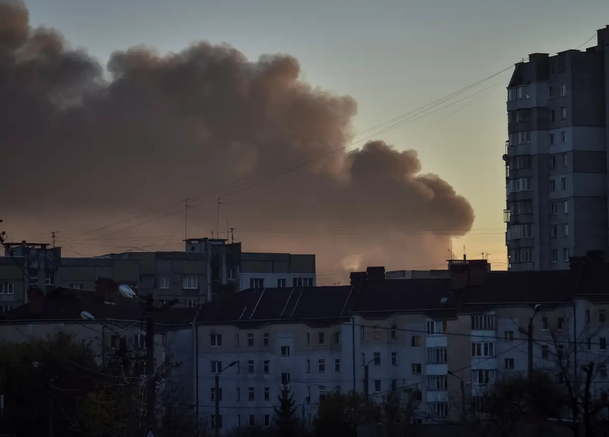 El humo sube en Lviv, Ucrania después de un ataque con misiles rusos. 