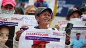 Familiares de víctimas de desaparición forzada continúan protesta en la Estela de la Luz para exigir la búsqueda de sus seres queridos y justicia por los encontrados en fosas clandestinas.