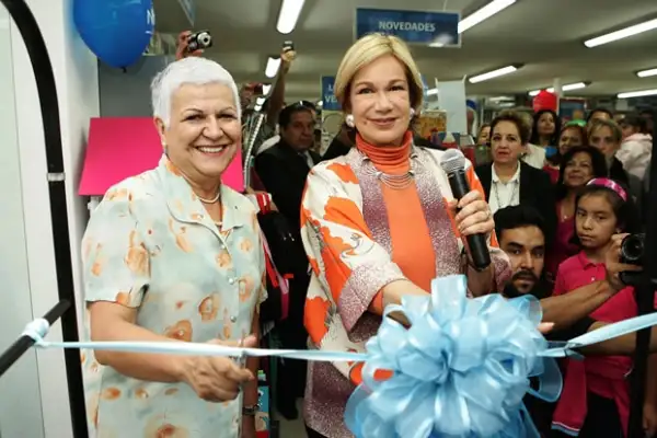 Guadalupe Loaeza cortó el listón de la nueva librería El Sótano en Coapa.