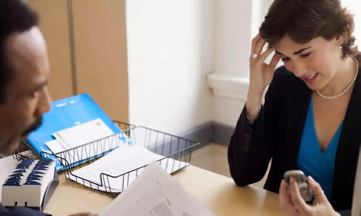 Algunos errores garrafales en una entrevista con contestar el celular o desconocer información relevante sobre la empresa que postula la oferta. (Foto: Thinkstock)