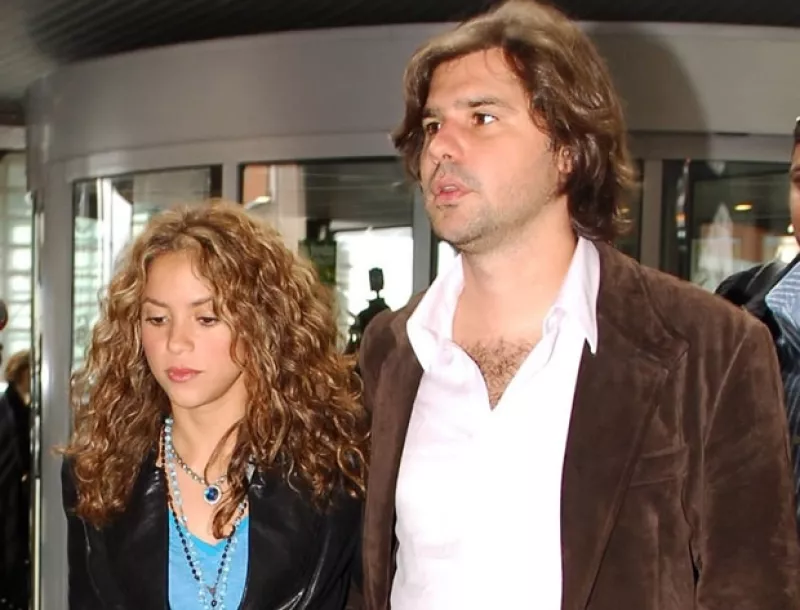 El ex novio de la cantante solicita esa cantidad como pago por el tiempo que le manejó su carrera.