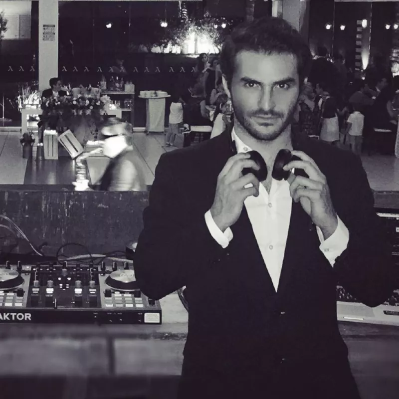 ¡Se buscan!  Ellos son los culpables de hacer bailar a más de un tapatío  por sus increíbles beats que han sonado en los eventos más cool de Guadalajara.