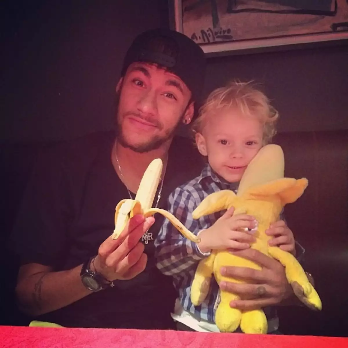 `somostodosmacacos #weareallmonkeys #somostodosmonos #totssommonosÂ´, escribió Neymar junto a esta foto con su hijo.