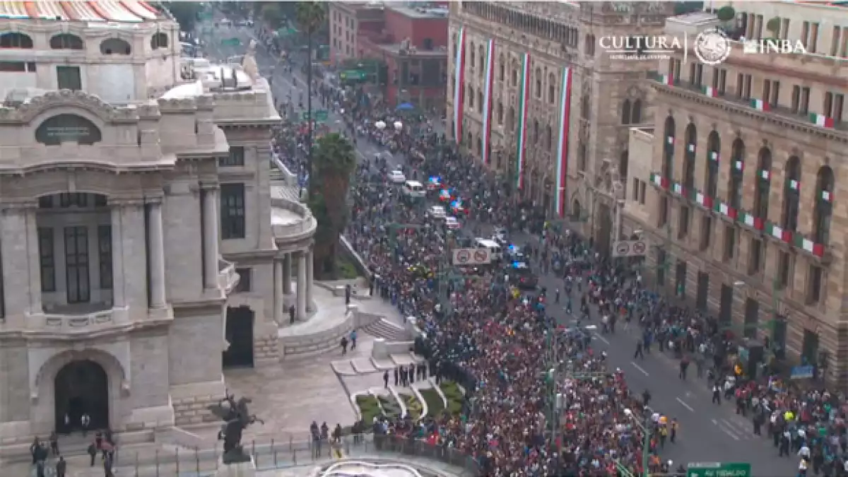 Toda la gente aglomerada en Bellas Artes.
