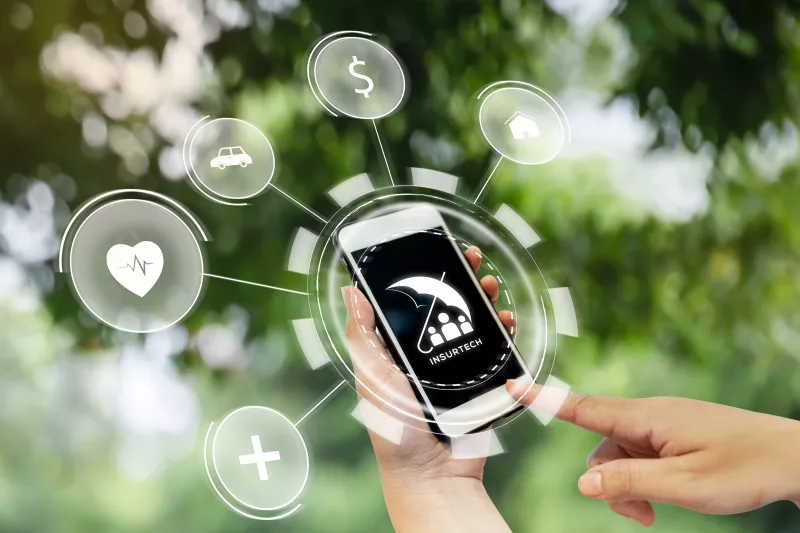 Mano con smartphone para una tecnología de seguros seleccionada (Insurtech). Concepto de seguro
