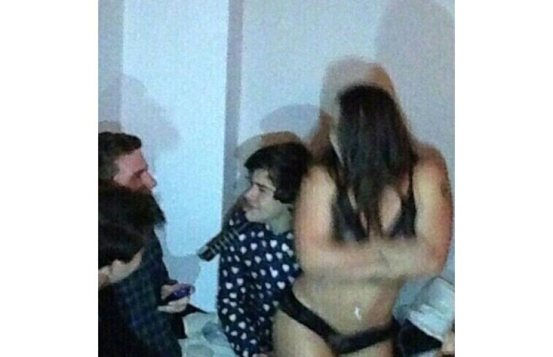 Los amigos del cantante contrataron a una chica para que le hiciera un lap dance a Harry por su cumpleaños.
