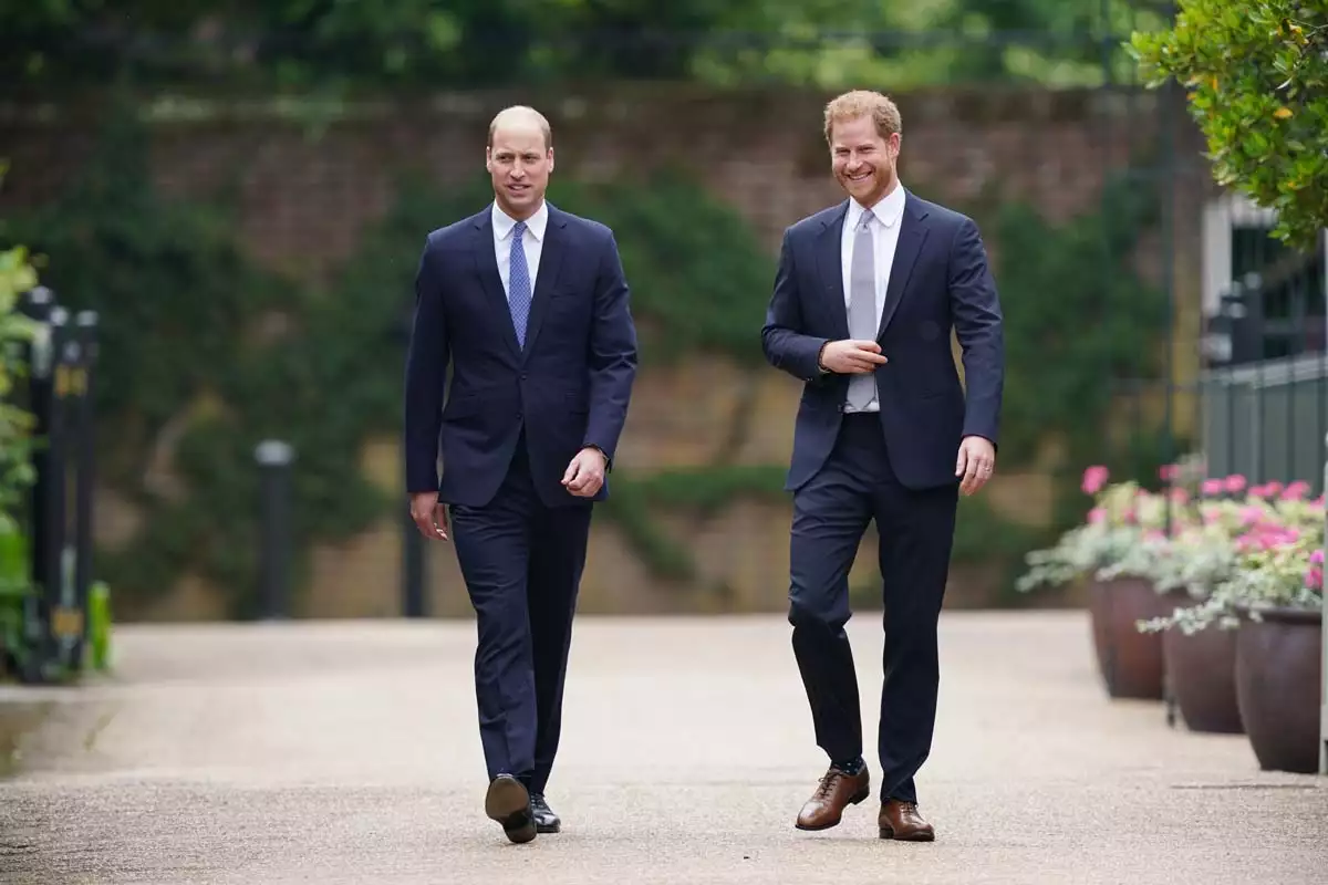 Harry y William se mostraron muy sonrientes en la develación de la estatua en honor a su madre.
