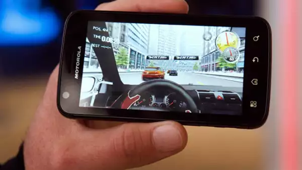 Un ejecutivo de Motorola juega Atrix,  el más reciente ‘smartphone’ de la firma.