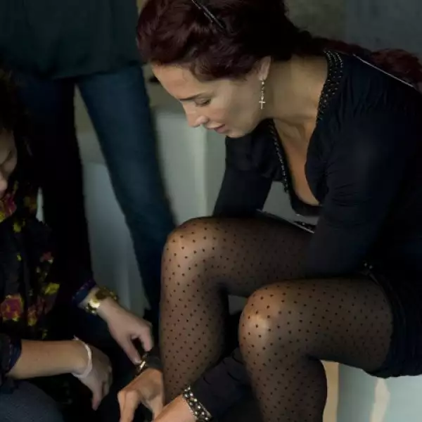 Martha Cristiana batalló con una de sus zapatillas, pero el equipo de Instyle estuvo ahí para ayudarla.
