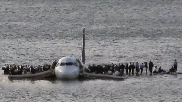 El piloto del vuelo 1549 Chesley Sullenberger, ex piloto de combate de la Fuerza Aérea con 40 años de experiencia, reportó que había chocado con pájaros a pocos kilómetros del aeropuerto.