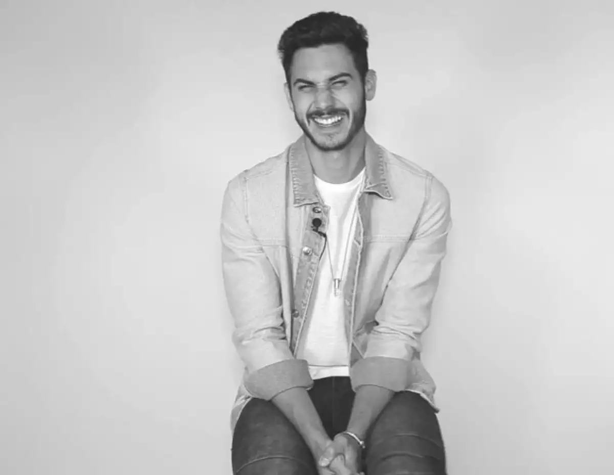 Viajamos al pasado con Alex Speitzer y sus mejores recuerdos, desde sus inicios en Rayito de Luz, su paso por Atrevete a Soñar y su relación con Minnie West.