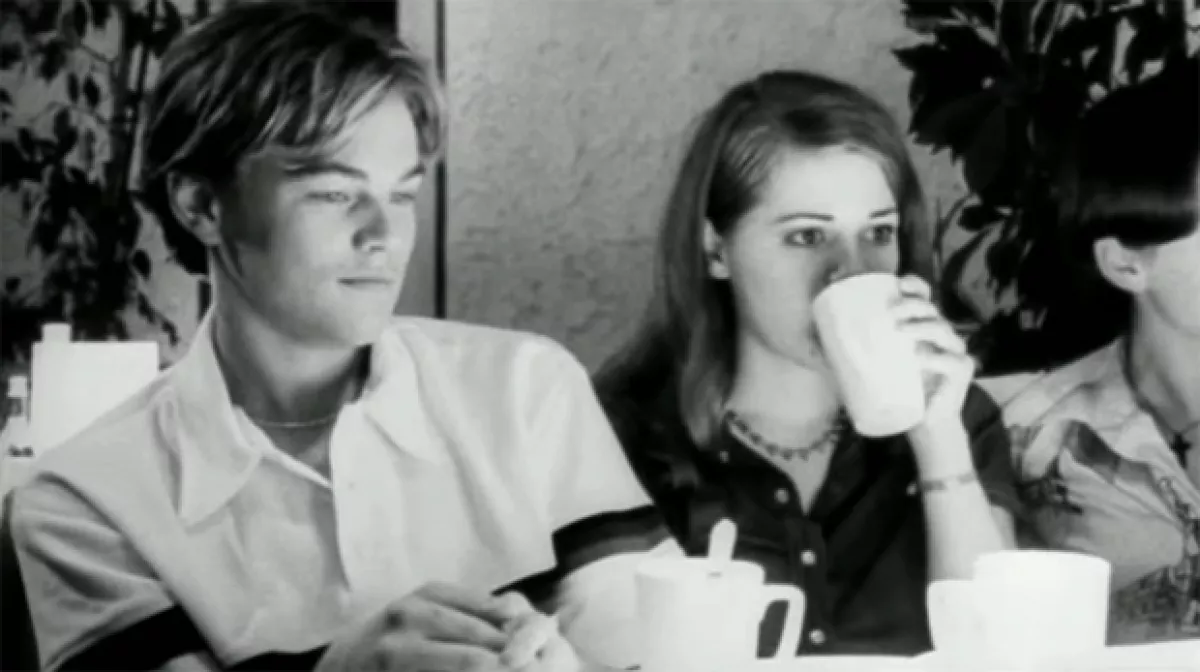 Un grupo de jóvenes inadaptados en diversas situaciones, es lo que el filme representa, viéndose un Leo completamente distinto al que estamos acostumbrados.