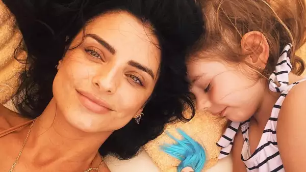 Aislinn Derbez habla de lo bueno y lo difícil de ser mamá