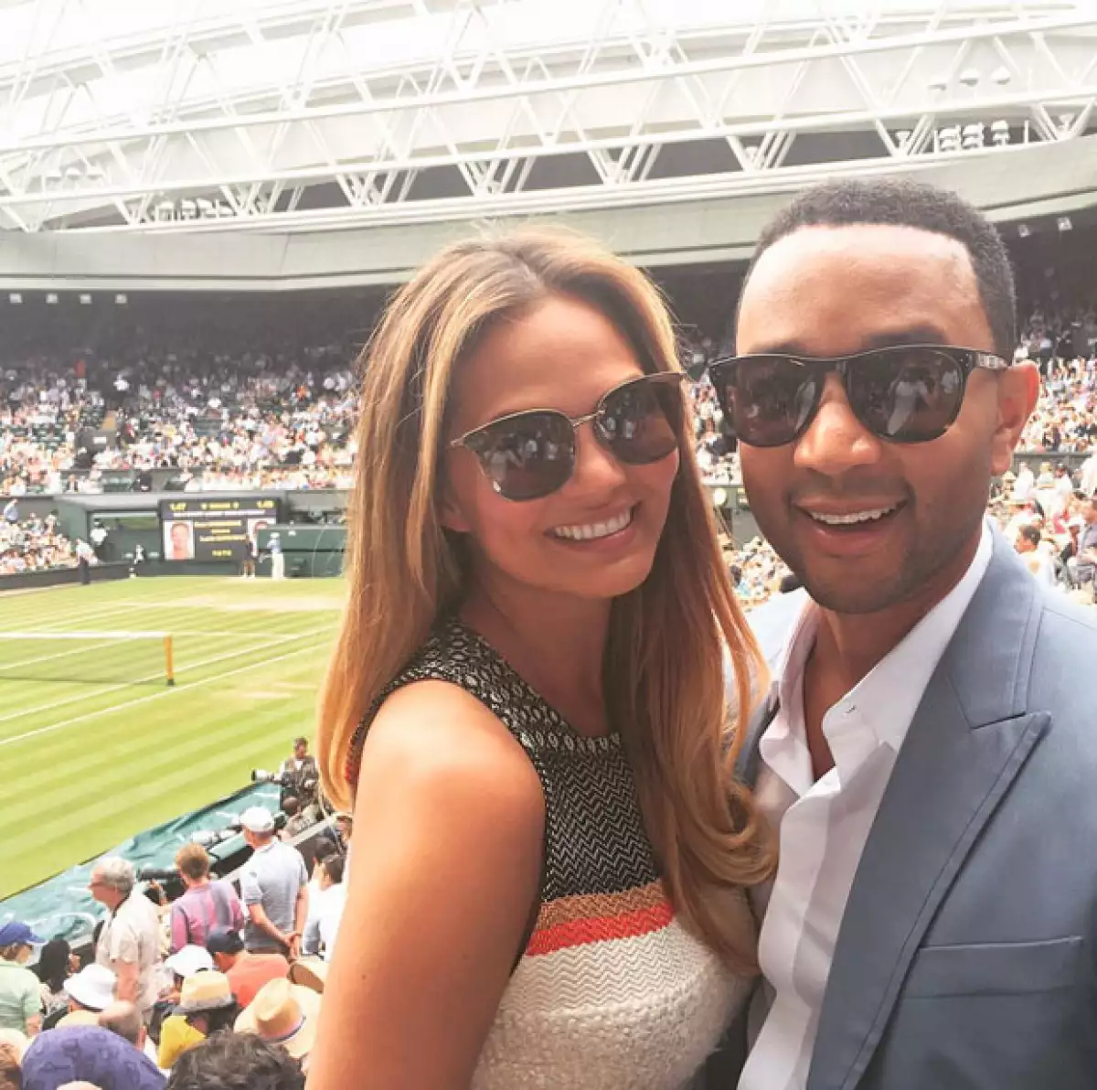 Ahora es la modelo Chrissy Teigen, esposa de John Legend, quien publicó los atributos del músico en su cuenta de Instagram.