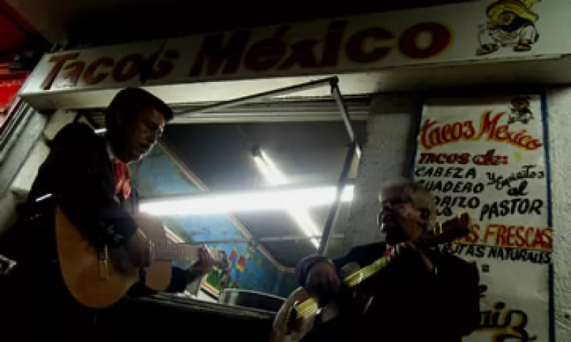 Cuida lo que gastas en los festejos patrios y denuncia anomalías ante la Profeco. (Foto: AP)