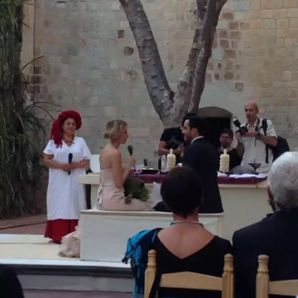 Aquí durante la ceremonia a la hora de los votos matrimoniales.