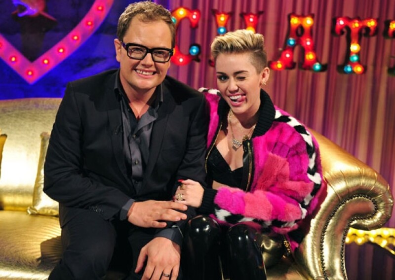 Alan Carr, conductor del programa y Miley, en el estudio de grabación.
