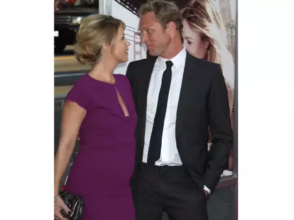 Christina Applegate y Martyn LeNoble, la actriz presume su pancita.