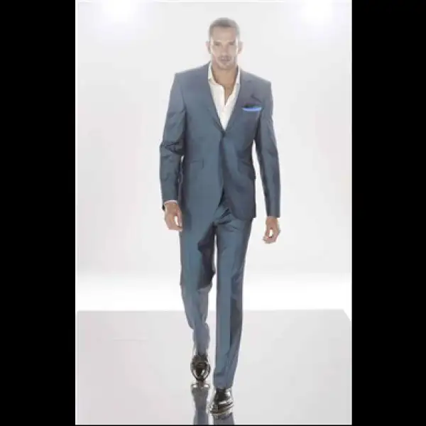 Un traje liso, con camisa blanca, utilizando un pañuelo en la solapa es ideal para un evento formal.
