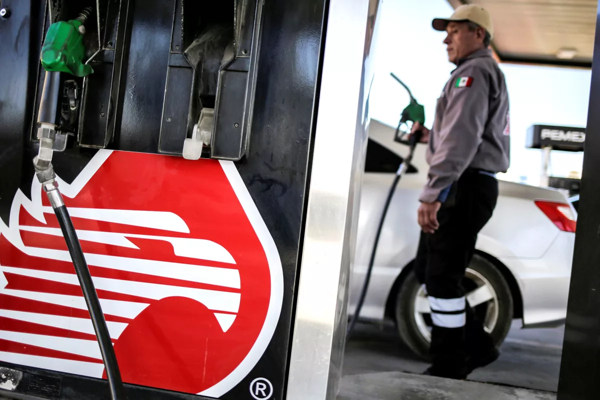 Miles de automovilistas de Estados Unidos cruzan a México para cargar gasolina