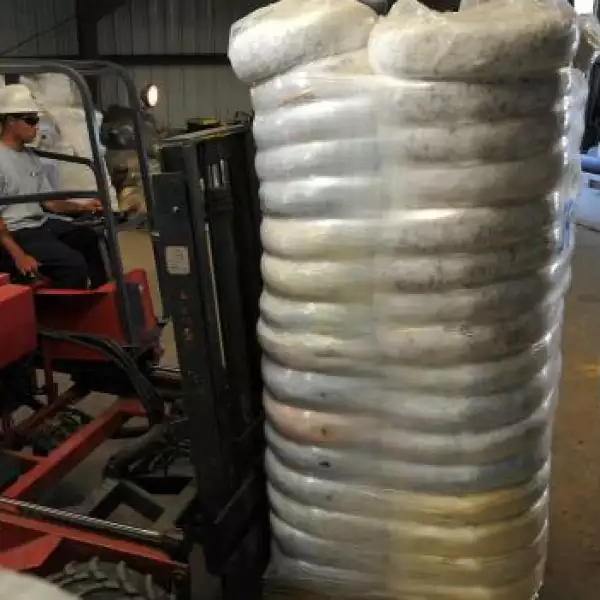 Las autoridades utilizan material absorvente para detener el petrÃ³leo