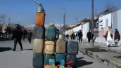 Contenedores de gasolina son exhibidos para su venta en Kabul.