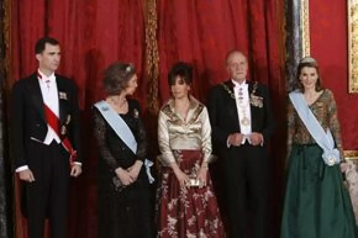 La presidenta argentina realizó su primer visita oficial de Estado a España y los reyes Juan Carlos y Sofía y los príncipes de Asturias, Felipe y Letizia, ofrecieron un banquete en su honor.
