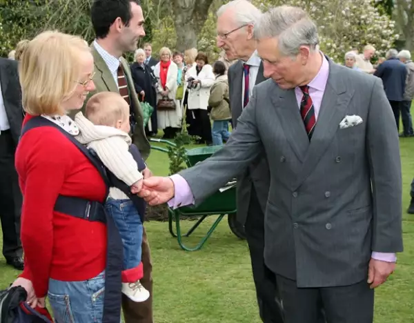 El príncipe Carlos confesó sentirse muy emocionado por ser abuelo por primera vez.
