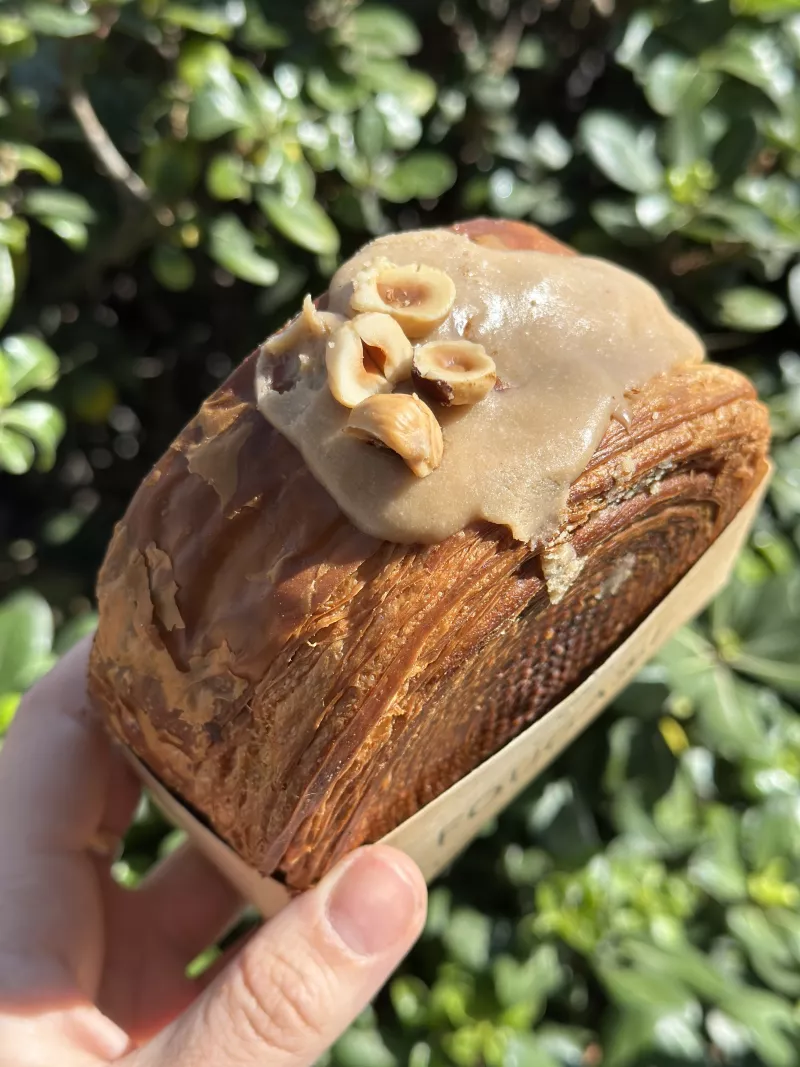 New york roll bañado en chocolate con macadamias 