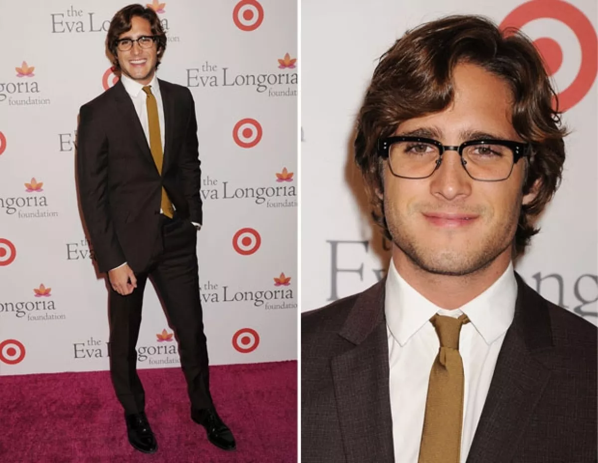 El actor de 22 años posó sonriente para la alfombra roja del evento que se llevó a cabo en Hollywood, California.