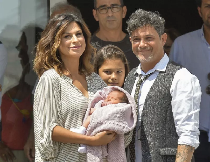 El cantante español y su esposa Raquel Perera abandonaron este lunes el hospital con su pequeña en brazos, la cual nació el pasado jueves.