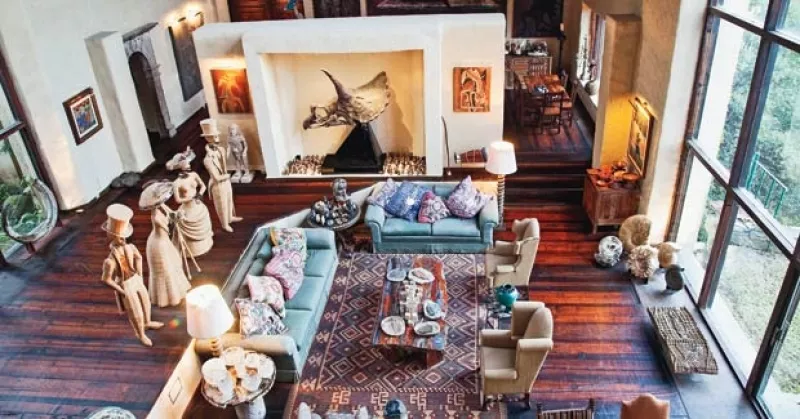 El polémico alcalde de San Pedro vive solo en una propiedad de casi cuatro hectáreas. Ahí duerme rodeado de una colección de arte.