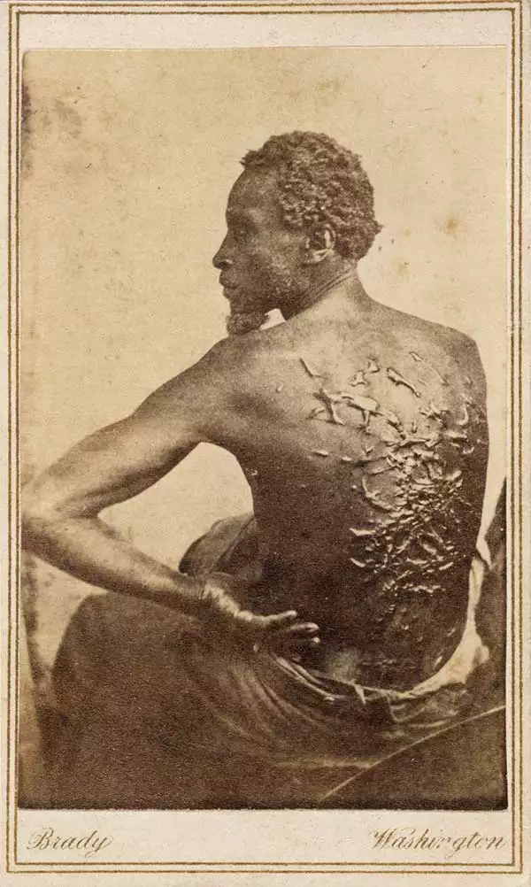 Peter azotado, el personaje que interpreta Will Smith en Emancipation