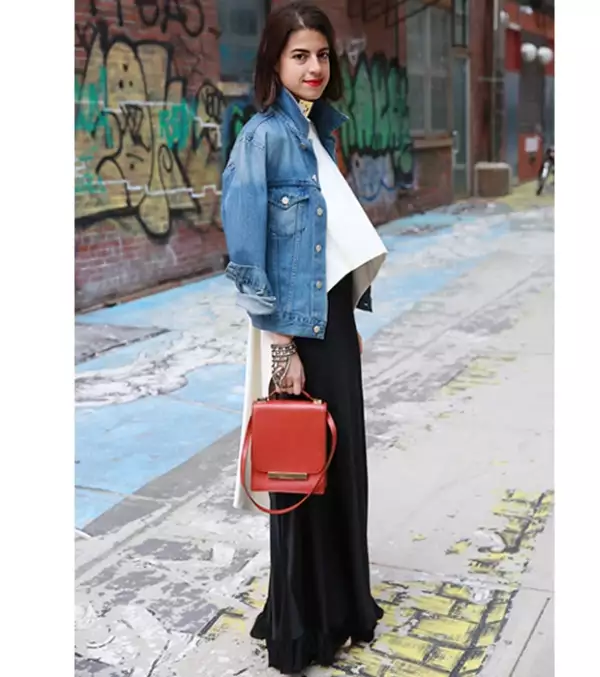 La fundadora de The Man Repeller optó por un look elegante con un toque edgy: chamarra de mezclilla.