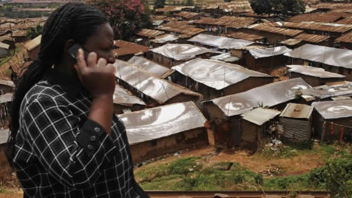 Una mujer habla por celular en África