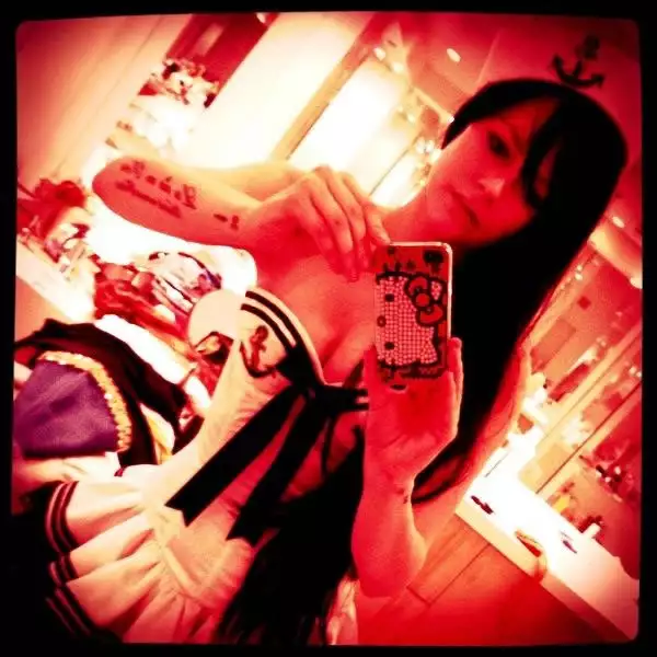 Avril Lavigne como una sexy marinera.