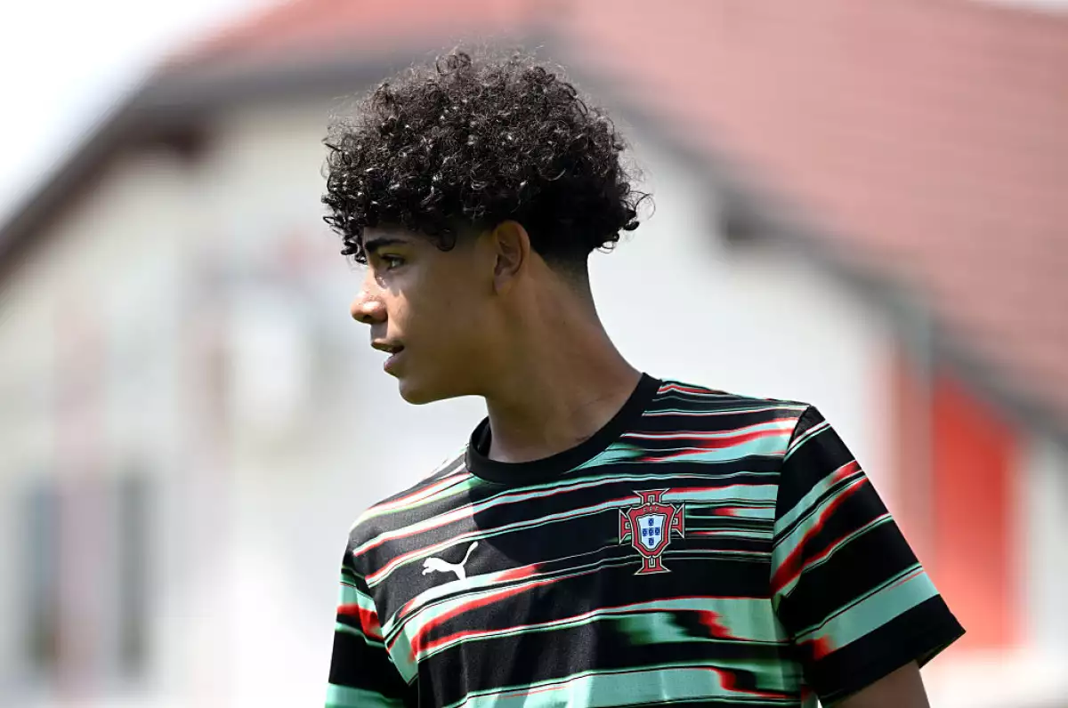 Foto medium shot de Cristiano Ronaldo Jr con el uniforme de la selección sub-15 de Portugal.
