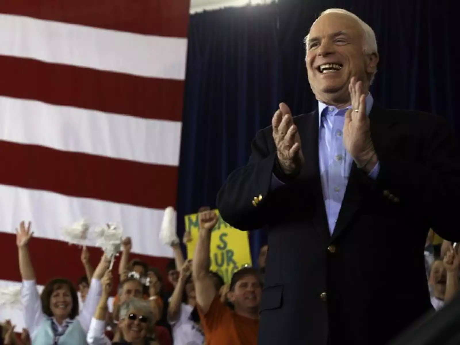 John McCain agendó un día más intenso. Primero amaneció en Florida para después trasladarse a Pensilvania, Indiana, Tennessee, Nuevo México y Nevada, para acabar en Arizona. En la imagen, el candidato republicano en Moon Township, Pennsylvania.