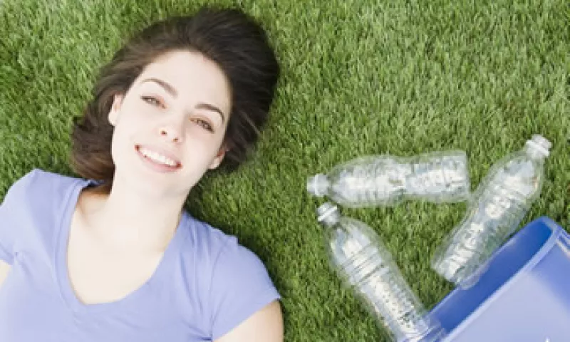 Un plástico a base maíz, creado por Víctor Reyes, puede degradarse en agua o tierra en cuestión de segundos. (Foto: Photos to Go)