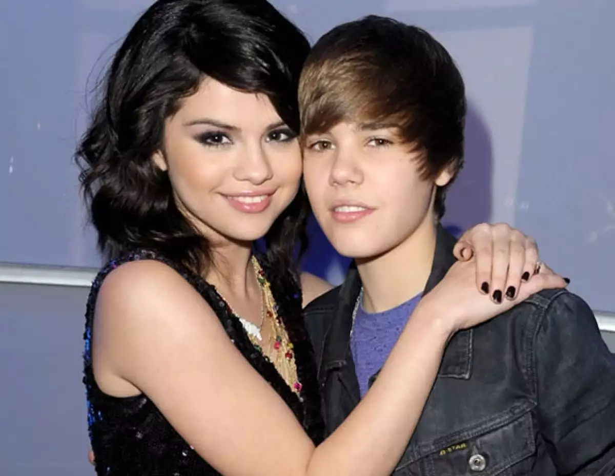 Luego de meses de rumores, Selena y Justin confirmaron su noviazgo en febrero de 2011.